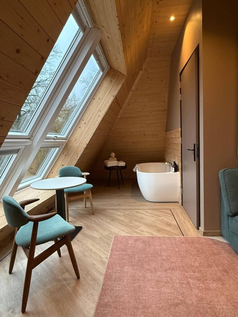 kamer met bad en veel licht brabant