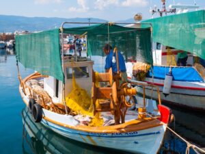 een visser in haventje op lesbos