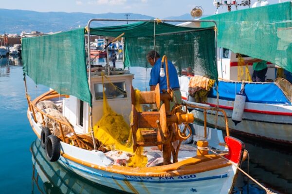 een visser in haventje op lesbos