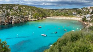 Welke 23 bezienswaardigheden mag je niet missen op Menorca?