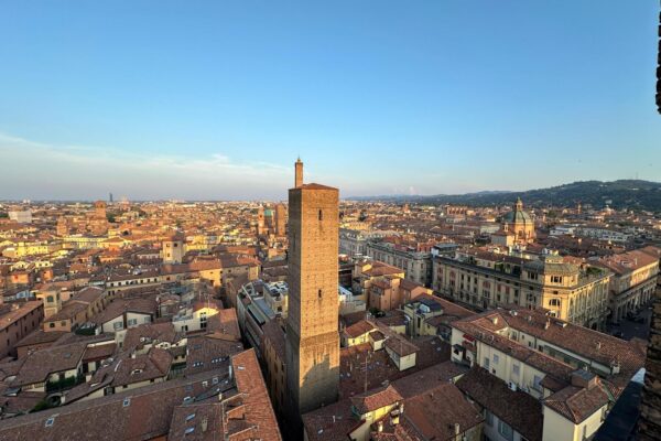 uitzicht over de rode stad bologna