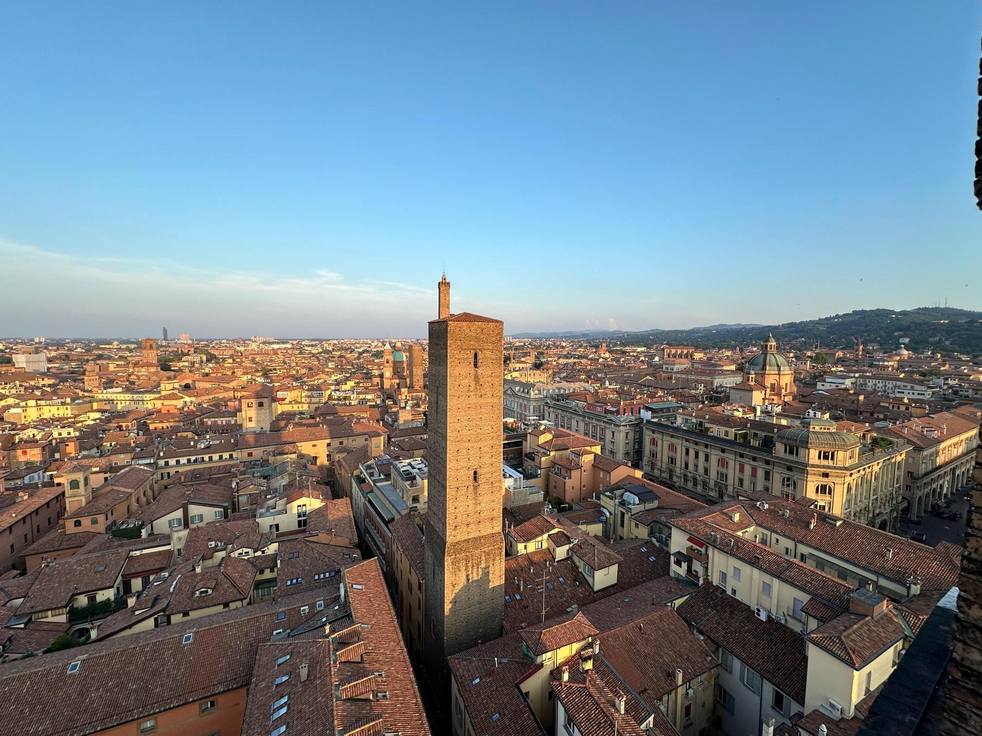 uitzicht over de rode stad bologna