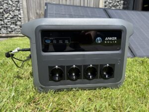 Draagbaar powerstation met zonnepaneel mee op vakantie!