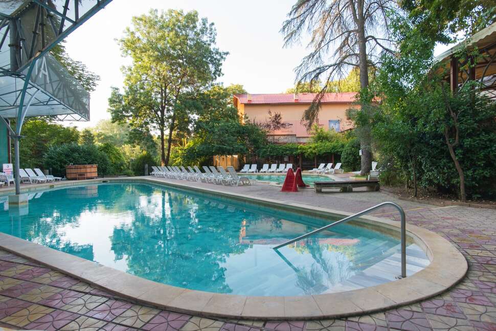 Estreya Palace & Residence